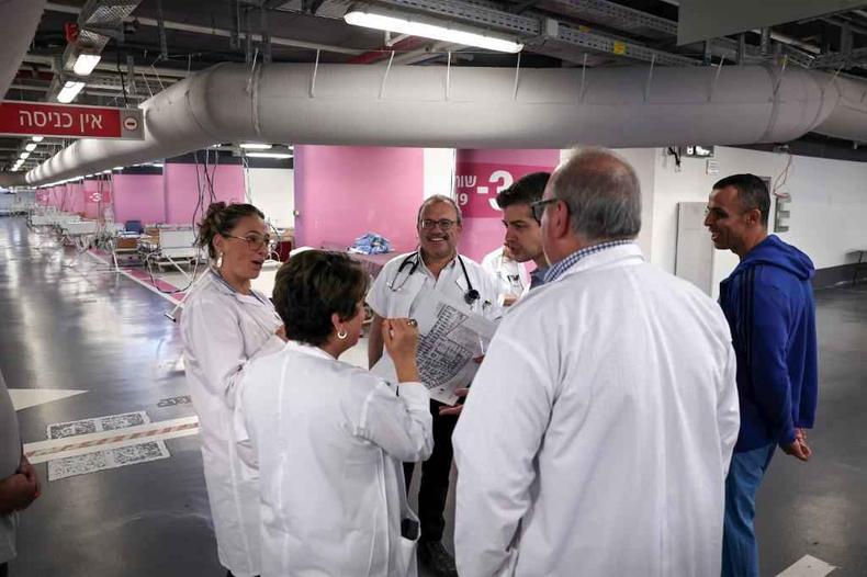 Uma das equipes mdicas do hospital, montado em pouco mais de um dia, para atender vtimas do conflito