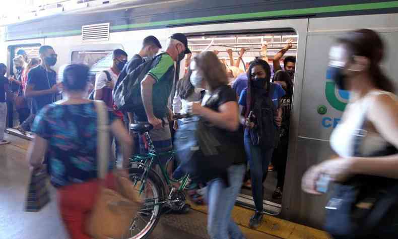 Metrô tem movimento intenso durante greve de ônibus em BH, no dia 23 de novembro