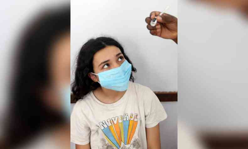 Menina de 11 anos vacina contra COVID em BH