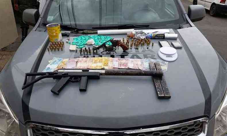 Na casa em que ele tentou se esconder foram apreendidos armamento e drogas (foto: Polícia Militar/Divulgação)