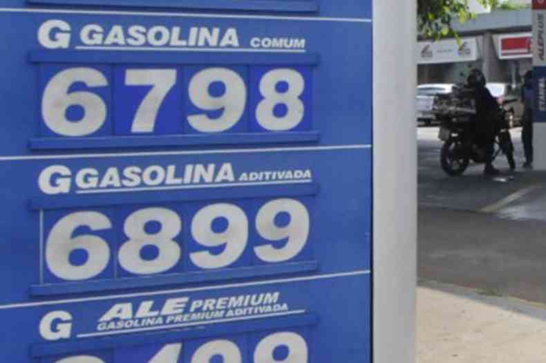 Preo exorbitante da gasolina aps aumento da petrobras chega a R$6,798 o litro
