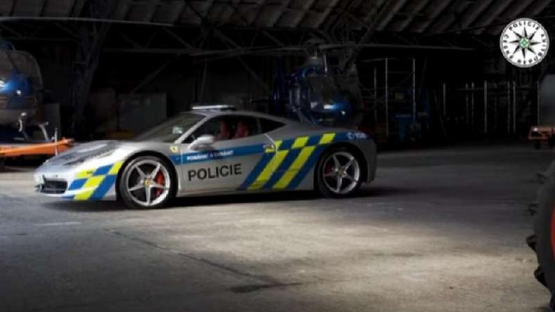 Ferrari 458 foi plotada como carro de polcia