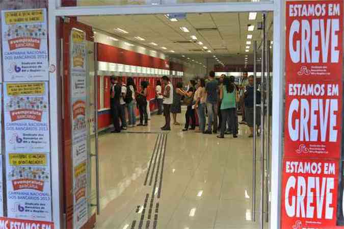 Clientes recorrem aos caixas eletrnicos na agncia do Bradesco, Rua da Bahia(foto: Juarez Rodrigues/EM/D.A Press.)