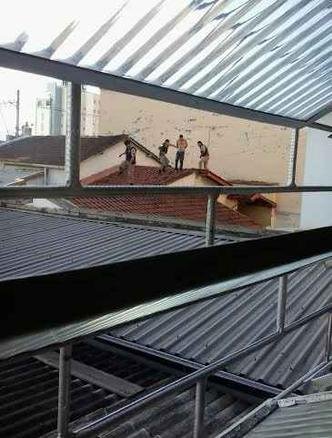 Ap�s fugir da delegacia, Arnaldo se escondeu no telhado de um supermercado, onde foi recapturado(foto: Cezar Maffra/Divulga��o)