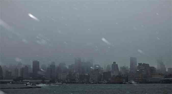 Nova York parcialmente coberta pela neblina carregada pela nova tempestade(foto: REUTERS/Eduardo Munoz )