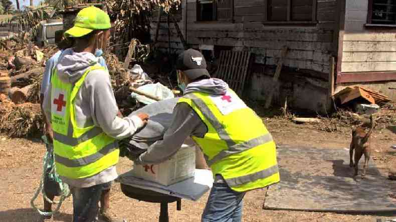 equipes da da Cruz Vermelha entregam suprimentos