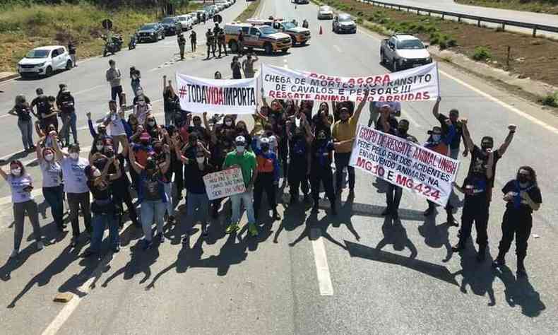 Manifestantes se reúnem em frente a Cidade Administrativa(foto: Ramon Lisboa/EM/DAPRESS)