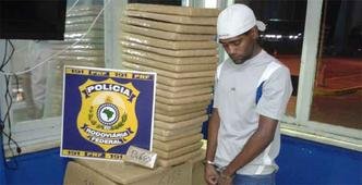 Leandro, que até então não possuía passagens pela polícia, não soube explicar com exatidão a origem da droga(foto: Polícia Rodoviária Federal/Divulgação) Leandro, que até então não possuía passagens pela polícia, não soube explicar com exatidão a origem da droga(foto: Polícia Rodoviária Federal/Divulgação)