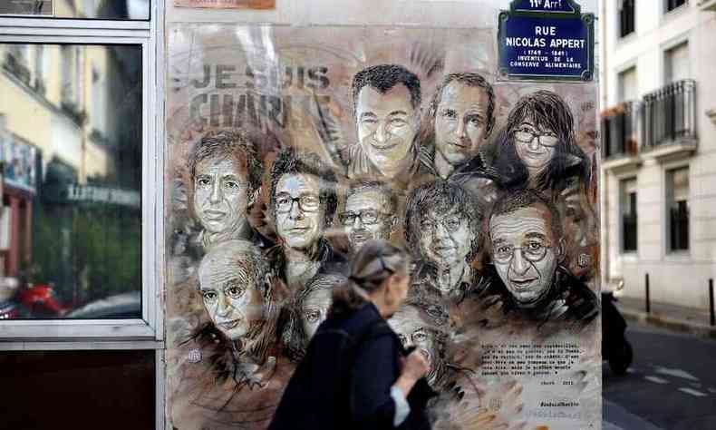 Mortos em atentado ao Charlie Hebdo so homenageados em painel de artista francs nas ruas de Paris(foto: Thomas Coex/AFP)