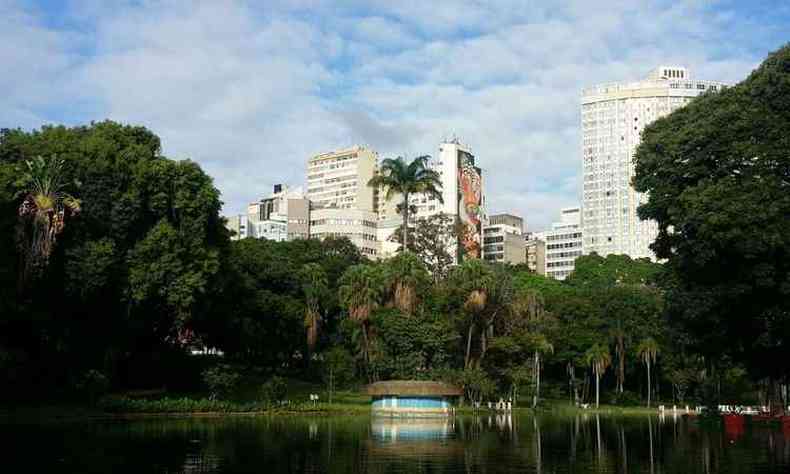 Manh de quarta-feira tem cu ensolarado a parcialmente nublado em BH. Na foto, o Parque Municipal, na Regio Central (foto: Paulo Filgueiras/ EM/ D.A Press)