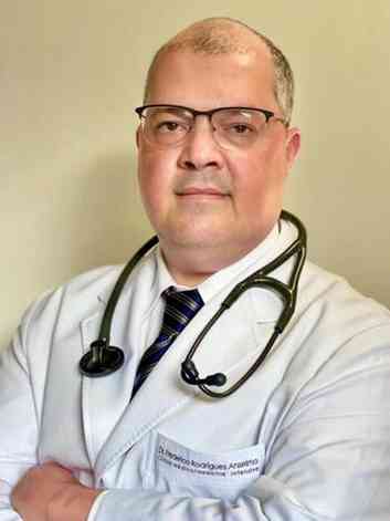  Dr. Frederico Anselmo, endocrinologista do Hospital Vila da Serra, de jaleco e braos cruzados
