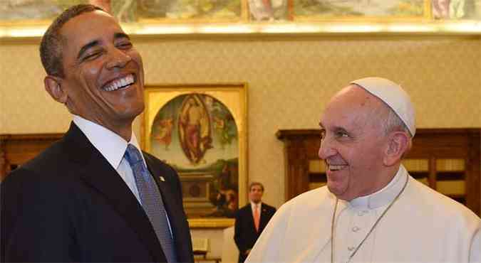 Obama e Francisco trocaram presentes antes de reunio(foto: AFP PHOTO POOL / GABRIEL BOUYS )