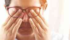 Hábito de coçar os olhos pode ser prejudicial à visão