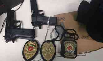 Armas e distintivos foram apreendidos e entregues na delegacia(foto: Polcia Militar/Divulgao)