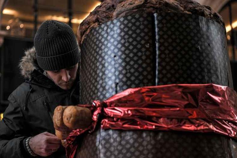  Um padeiro decora o panettone gigante na galeria Vittorio Emanuele II, em Milo. O panettone, um brioche tpico de Natal na regio da Lombardia,  tradicionalmente recheado com uvas passas, frutas confitadas e cestas de citrinos(foto: Marco Bertorello/AFP)
