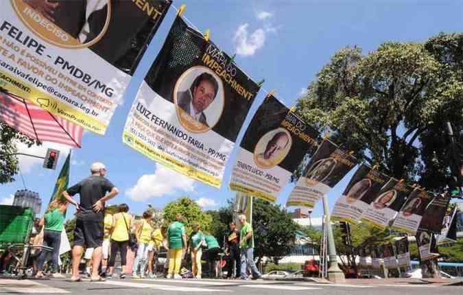 Fotos de parlamentares mineiros que esto indecisos sobre o processo de impeachment ou so contrrios  sada da presidente Dilma foram instaladas na Praa da Liberdade(foto: Beto Novaes/EM/D.A Press)