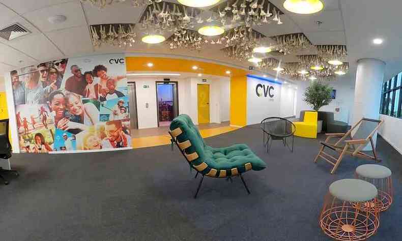 Unidade de uma loja CVC, com espaço interno colorido