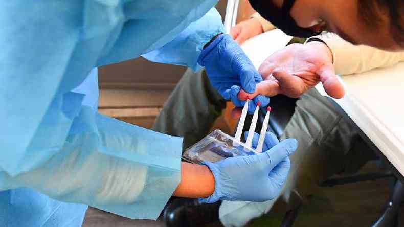 Existem outros testes de anticorpos no mercado que tambm funcionam com amostras de sangue retiradas de uma picada no dedo(foto: Getty Images)