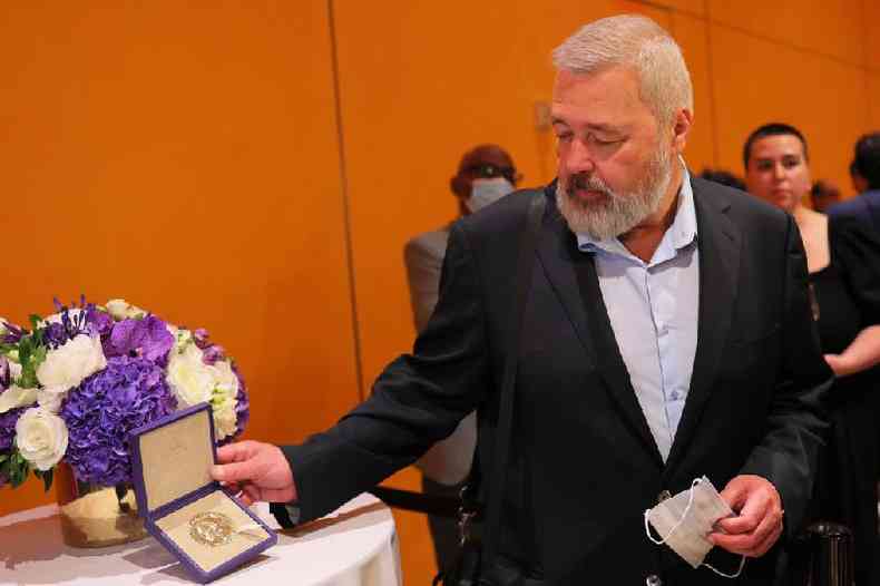 Dmitry Muratov posa com seu Prmio Nobel, em 2022, em Nova York
