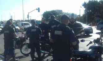 Motociclistas recebem orientaes e antenas de agentes da Guarda Municipal (foto: Guarda Municipal/ Divulgao )