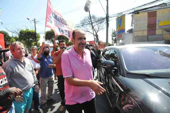 O candidato ao Governo de Minas Gerais, Alexandre Kalil (PSD), iniciou sua campanha na Regio Metropolitana de Belo Horizonte. Em Contagem, Kalil se juntou  prefeita da cidade, Marlia Campos (PT), e com os outros membros de sua chapa, como o vice candidato a governador, Andr Quinto (PT) e o postulante ao Senado por Minas, Alexandre Silveira (PSD)Gladyston Rodrigues/EM/D.A press