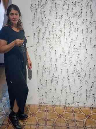 Artista Joana Peixoto est em frente a uma de suas obras