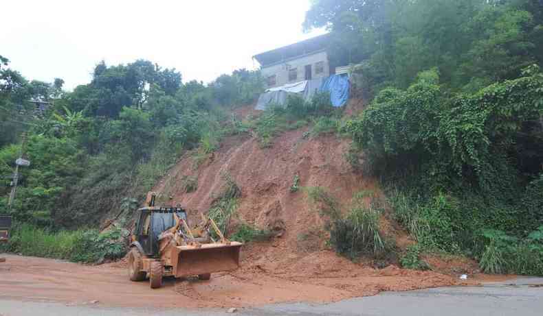 Casa com risco de deslizamento em Sabar.