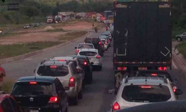 Longas filas de veculos de estendem pela BR-381(foto: Valquiria Lopes/EM/D.A.Press)