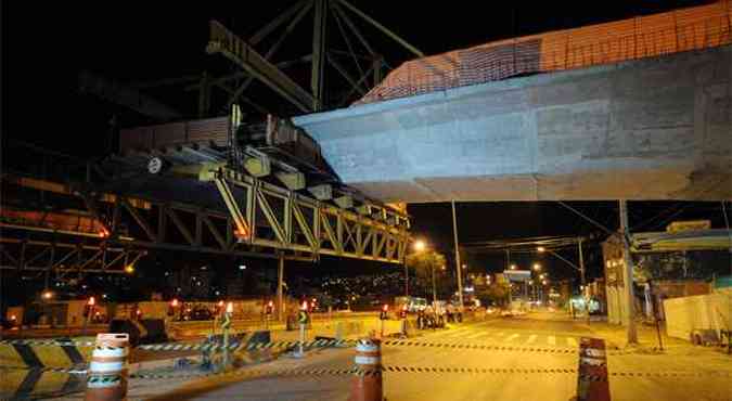 Construo do viaduto faz parte da obra de duplicao da avenida na regio da Pampulha(foto: Marcos Vieira/EM/DA Press)