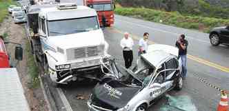 Batida entre o carro de escolta armada e a carreta matou dois vigilantes na hora na Rodovia da Morte(foto: PAULO FILGUEIRAS/EM/D.A PRESS)