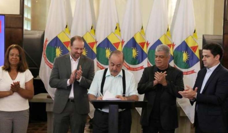 Imagem do prefeito sancionando a lei