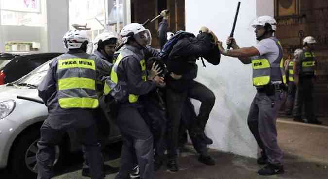 Polcia Militar paulista prende e agride manifestante acusado de ser 