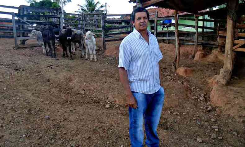 O produtor rural Sebastio Valter revelou dificuldade para encaminhar a declarao de vacinao, j que no tem acesso  internet(foto: Luiz Ribeiro/EM/D.A Press)