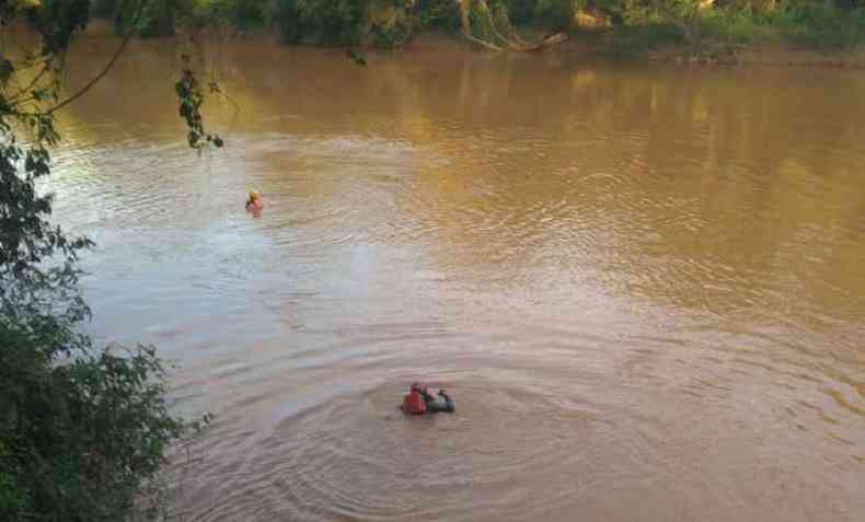 Por causa da chuva, a gua do rio est turva e com fortes correntezas(foto: Corpo de Bombeiros/Divulgao)