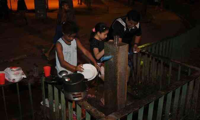 Moradoras sem abastecimento em casa h trs dias lavam foram at a Praa JK em busca de gua(foto: Tlio Santos/EM/D A Press)