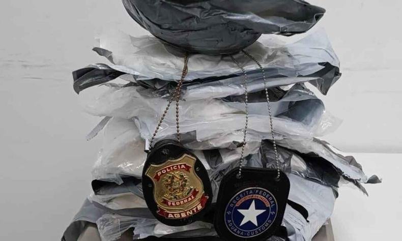 Se condenados, os suspeitos podem pegar até 25 anos de prisão por tráfico internacional de drogas(foto: PRF/Reprodução) Drogas apreendidas em cima de uma balança