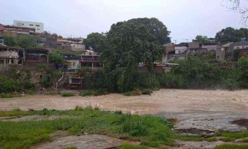 Nvel de rio em Formiga alto aps chuvas
