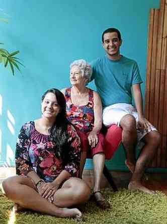 A av Maria do Socorro, diagnosticada com Alzheimer, com os netos, Ana Cristina e Eduardo Bezerra Freire: cuidado e afeto(foto: Ana Rayssa/Esp. CB/D.A Press )