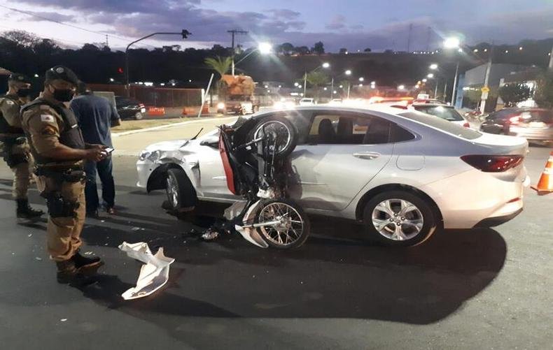 Ocupantes da moto foram arremessados ap�s colis�o com carro em Arax�(foto: Divulga��o/Corpo de Bombeiros)