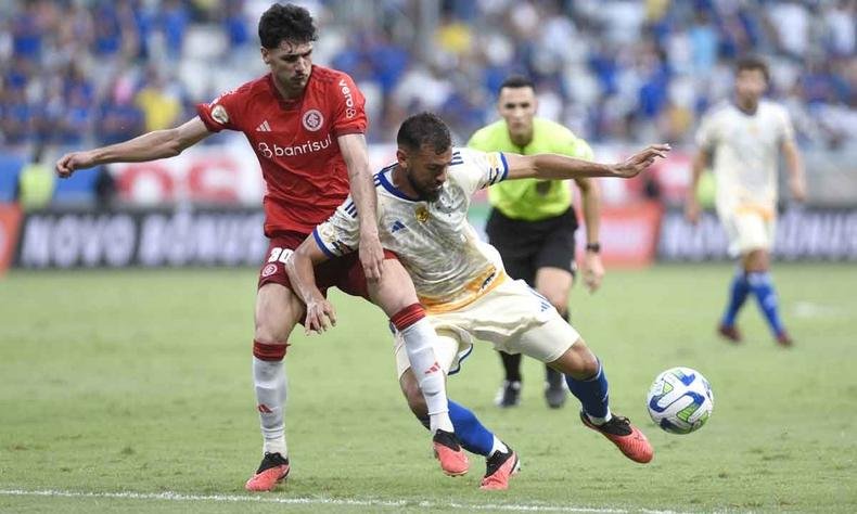 A derrota por 2 a 1 para o Inter no fim de semana complicou de vez a situação do Cruzeiro no Brasileiro(foto: Ramon Lisboa/EM/D.A Press) Jogadores de Cruzeiro e Internacional dividem bola no Mineirão