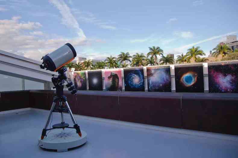 Foto do telescpio no terrao do Espao do Conhecimento, na Praa da Liberdade
