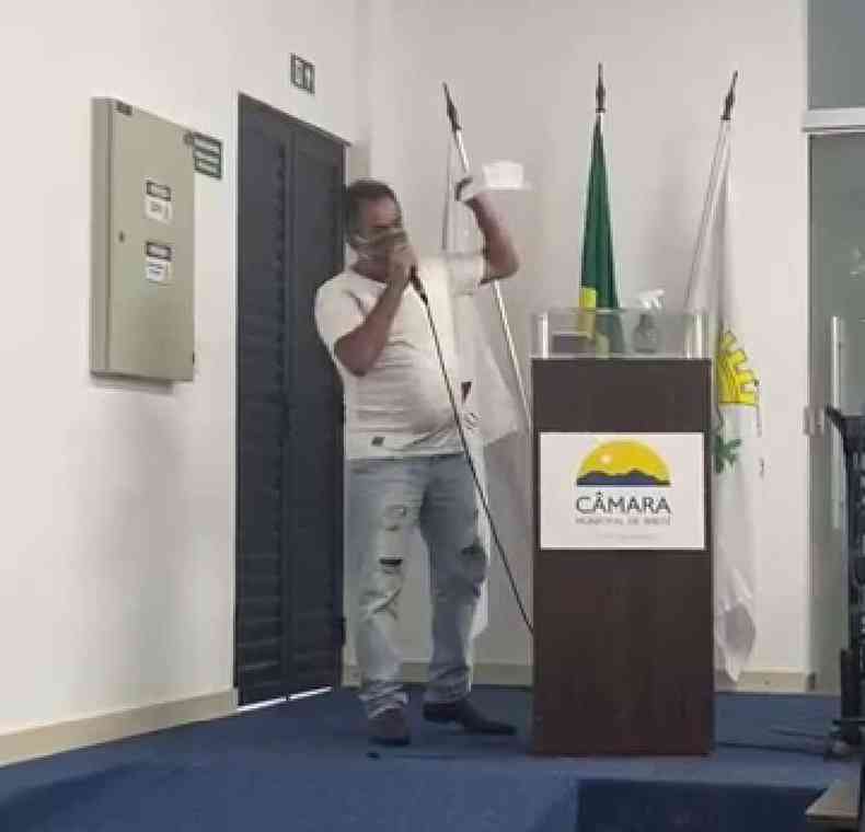 Em determinado momento do discurso, Artuzinho (DEM) levanta o contracheque para provar o valor de R$5.900 (foto: Reproduo Redes Sociais/Divulgao)