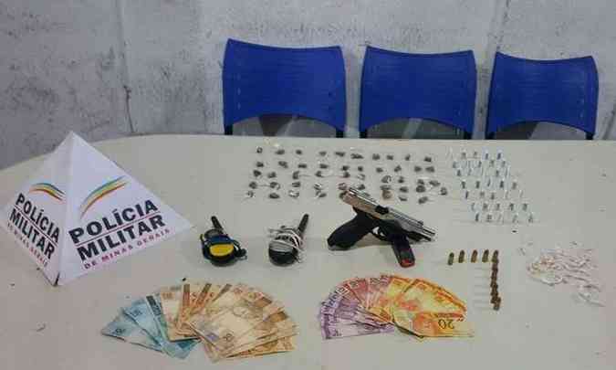 Arma e drogas foram apreendidas com adolescentes de 16 anos(foto: PMMG/Divulgao)