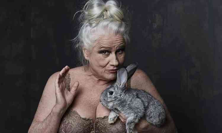 Com suti  mostra, a atriz Vera Hotz segura um coelho em cena da pea Fices