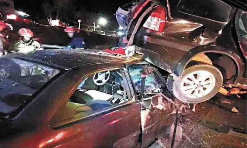 carros batidos no acidente que matou beb em Pedro Leopoldo