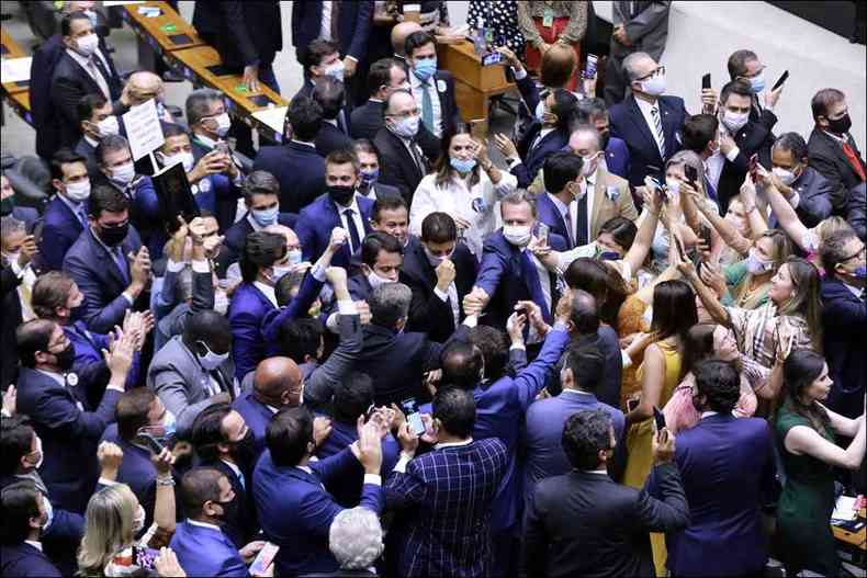 Aglomerao de parlamentares no Congresso: exemplo de como no se comportar em tempos dessa pandemia(foto: Najara Araujo/Cmara dos Deputados)