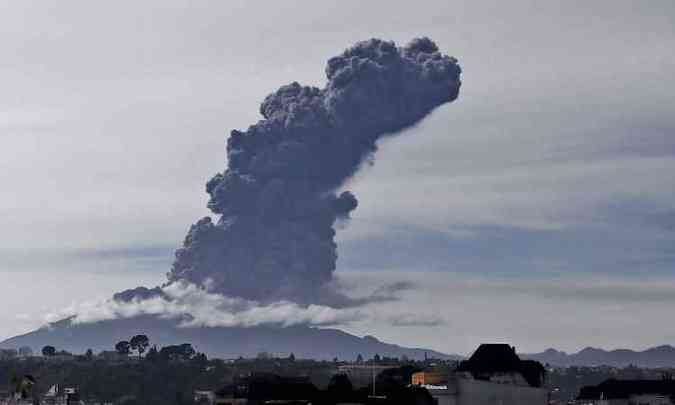 Essa é a terceira erupção do vulcão chileno desde a retomada de atividades após 54 anos parado(foto: Carlos Vera / AFP)