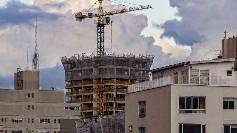 Edifcio em construo em meio a outros edifcios em So Paulo