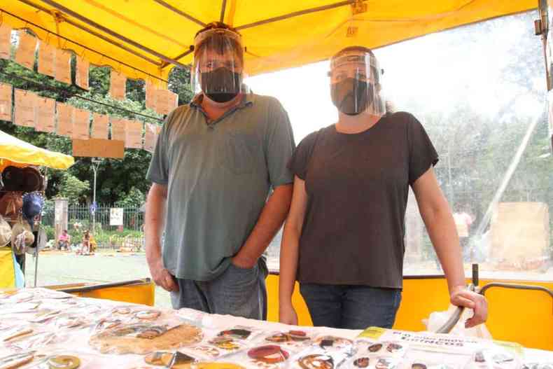 Waldirene e Wauleno S relatam queda na venda de brincos na Feira Hippie(foto: Edsio Ferreira/EM/D.A Press)