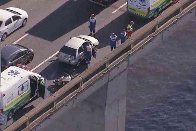 Motociclista de 46 anos morreu aps colidir na traseira de um carro e cair da Ponte Rio-Niteri